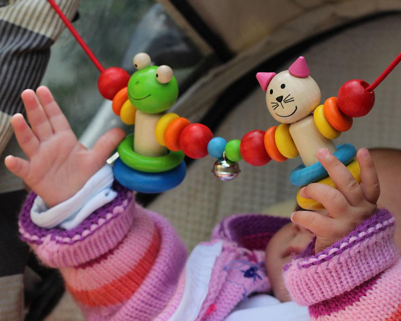 Chaîne-hochet coloré en bois pour landau - à partir de la naissance